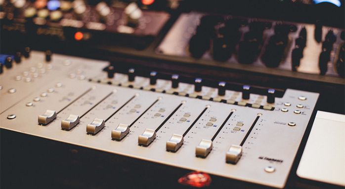 “五月的花?！焙铣?